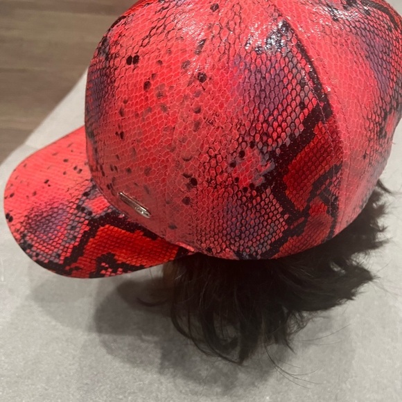 [OS]Steve Madden Pink and Black Faux Snake Skin Snap Back Cap - Picture 3 of 7